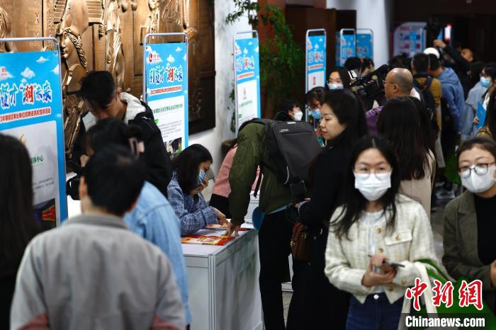 耀世娱乐官方：北京朝阳启动“引贤计划” 30家单位“送岗”进校园