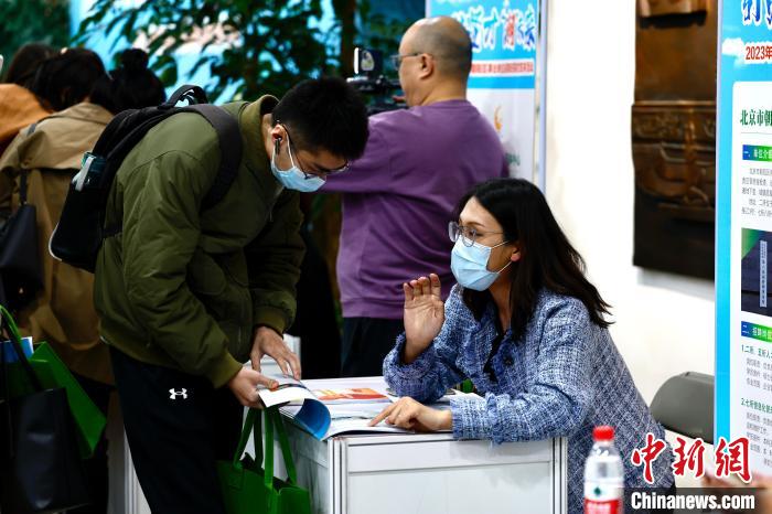 耀世娱乐官方：北京朝阳启动“引贤计划” 30家单位“送岗”进校园