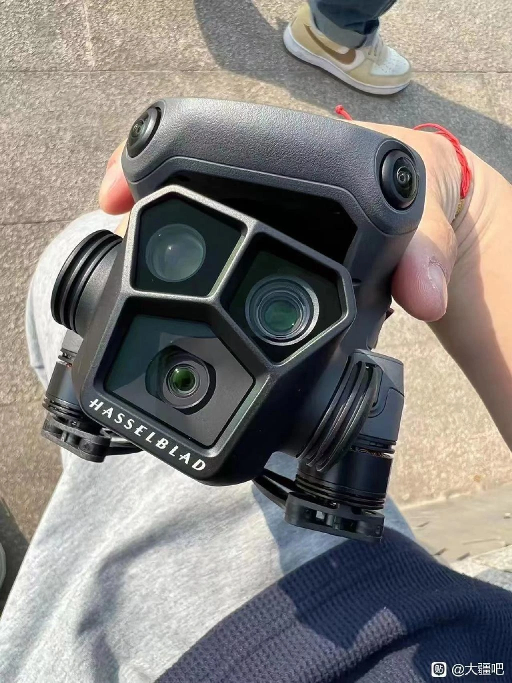 耀世平台登录：航拍进入三摄时代！大疆官宣 4 月 25 日举行新品发布会：Mavic 3 Pro 即将登场