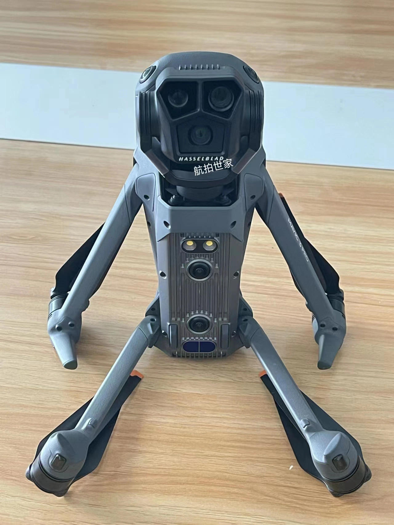 耀世平台登录：航拍进入三摄时代！大疆官宣 4 月 25 日举行新品发布会：Mavic 3 Pro 即将登场